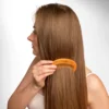 Modèle Superlooong se peignant les cheveux avec le peigne SL - de la marque belge superlong