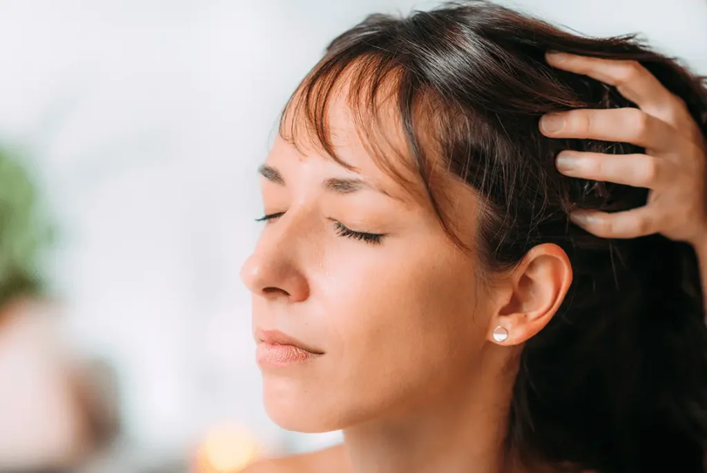 femme se faisant masser le cuir chevelu